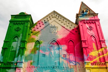 Peinture-sur-eglise-par-Hense