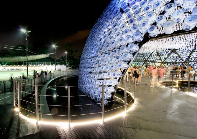 Lantern-Pavilion-made-from-Recycled-Water-Bottles7-640x452